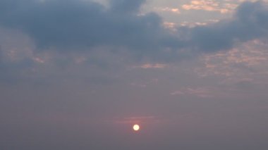 Zaman atlamalı bulut hareketli günbatımı