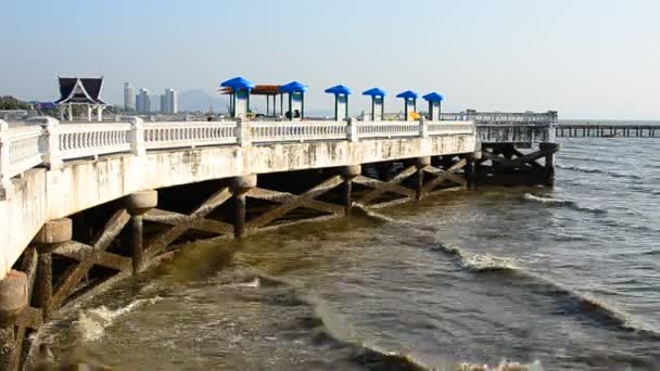 Sea wave med väggkonstruktion på Wonnapa beach, Bangsaen, Chonburi, Thailand — Stockvideo