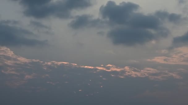 Caducidad de tiempo de nubes moviéndose con fondo de cielo al atardecer — Vídeos de Stock