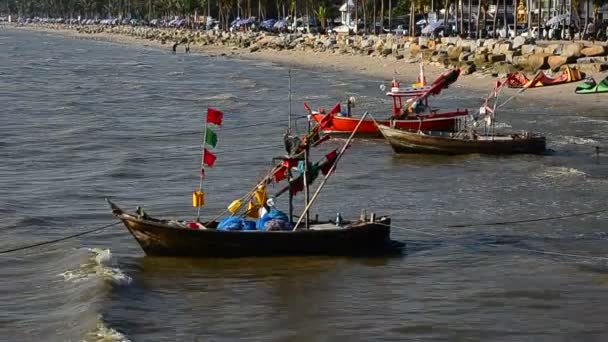 Fiskebåt flytande intill stranden, Bangsaen, Chonburi, Thailand — Stockvideo
