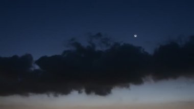 Zaman atlamalı bir ay arka plan ile gece gökyüzü hareket bulut