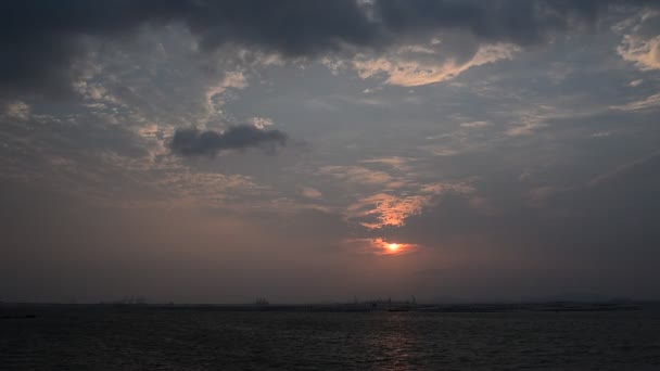 Céu ao pôr do sol no mar na temporada de inverno, Sriracha, Chonburi, Tailândia — Vídeo de Stock