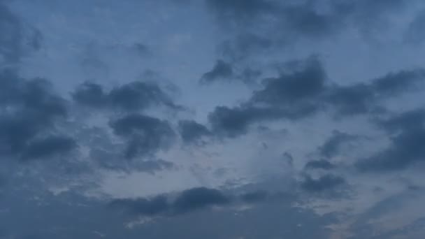 Upływ czasu przenoszenia chmura z niebo zachód słońca w zimie — Wideo stockowe