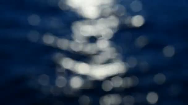 Біла боке морська хвиля, відображена (затуманений фон ) — стокове відео
