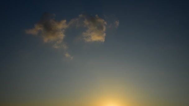 Σύννεφο κινείται με φόντο του ουρανού ηλιοβασίλεμα — Αρχείο Βίντεο