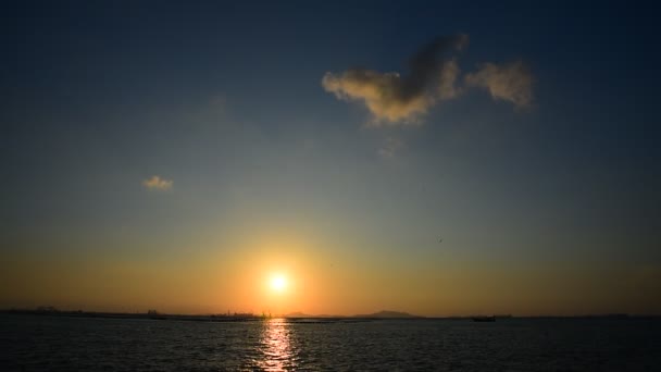 Napnyugtakor ég a tengeren, Chonburi, Thaiföld — Stock videók