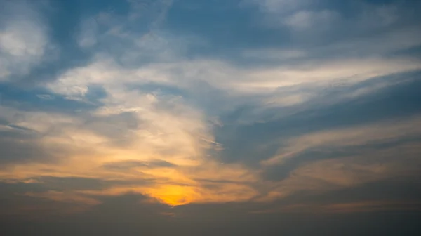 Joli coucher de soleil et ciel nuageux — Photo