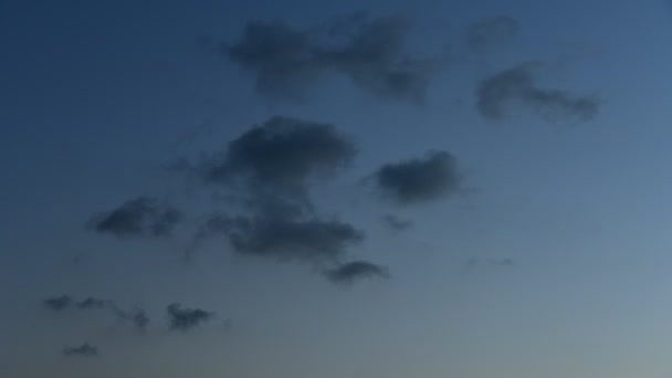 Time lapse fo nube en movimiento con cielo crepuscular — Vídeos de Stock