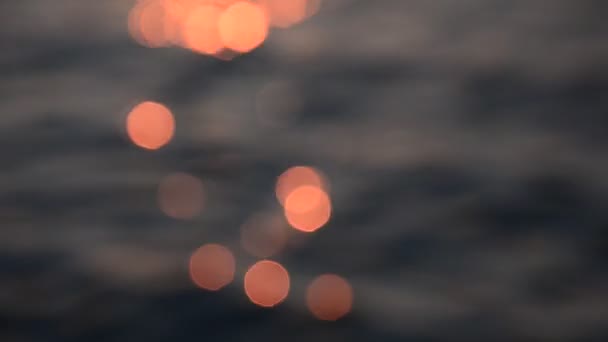 Schöner Sonnenuntergang Licht Bokeh auf Meereswelle, verschwommenes Licht Hintergrund — Stockvideo