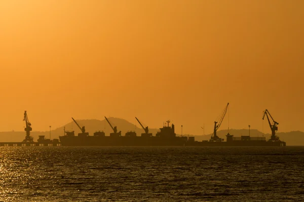 Porto di spedizione in mare con cielo al tramonto — Foto Stock