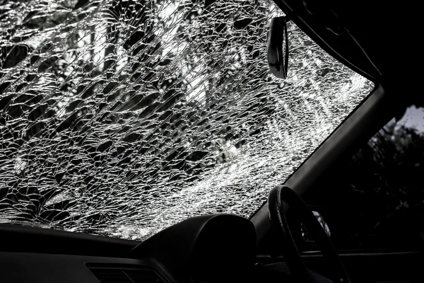 Vidro danificado (pára-brisas do carro) dentro do carro — Fotografia de Stock