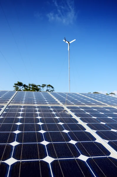 Panel de células solares en granja solar de cerca — Foto de Stock