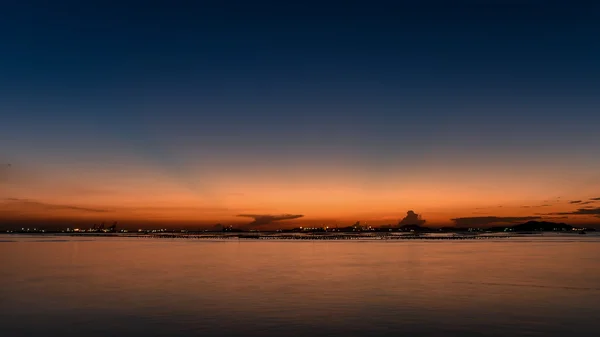 Céu ao pôr do sol no mar com fundo da ilha Si Chang — Fotografia de Stock