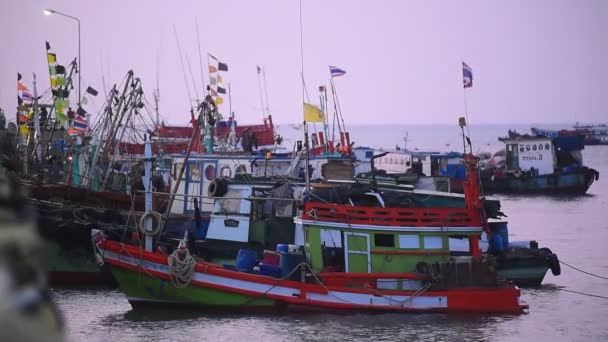 Visser boot parkeren bij steiger — Stockvideo