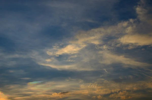 Céu do pôr-do-sol com iridescência e nuvem — Fotografia de Stock