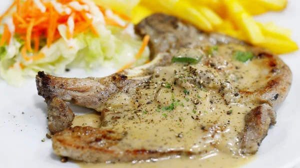 Schweinesteak mit Pfeffersoße — Stockfoto