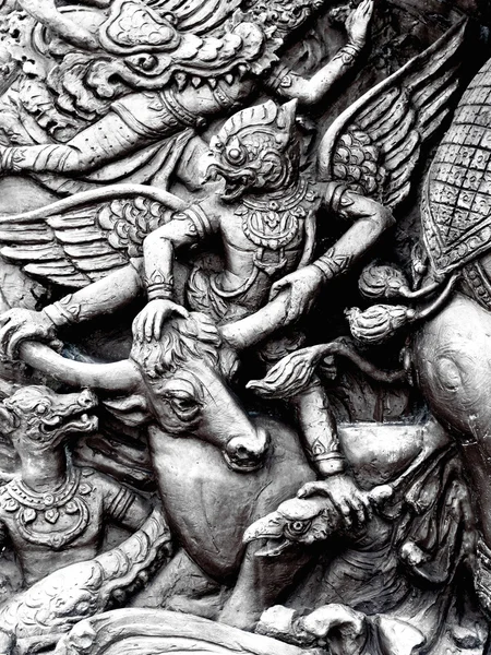 Garuda auf Büffel, Flachrelief an der Wand — Stockfoto