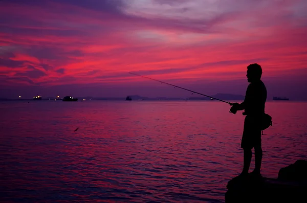 Silhueta de homem de pesca ao lado do mar — Fotografia de Stock