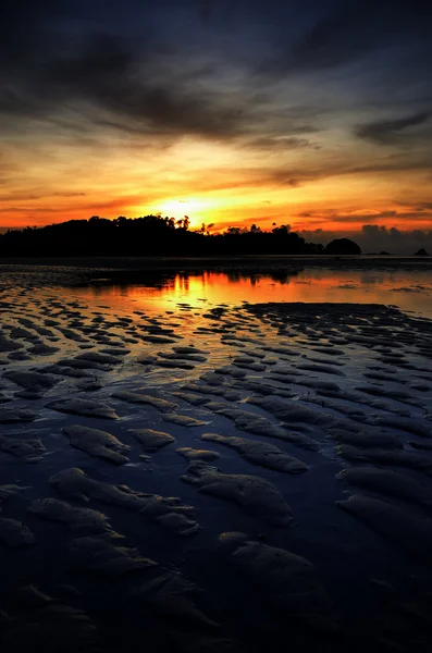 Fin solnedgång himlen och havet vid lågvatten i Joacim island, Thailand — Stockfoto