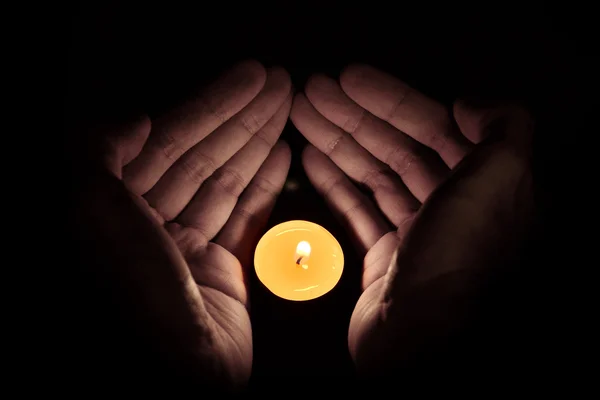 Kerze in der Hand, Konzept der Hoffnung — Stockfoto