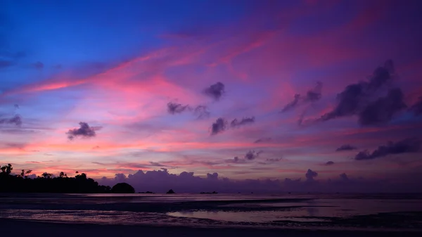 Schöner strand und sonnenuntergangshimmel in payam insel, thailand — Stockfoto