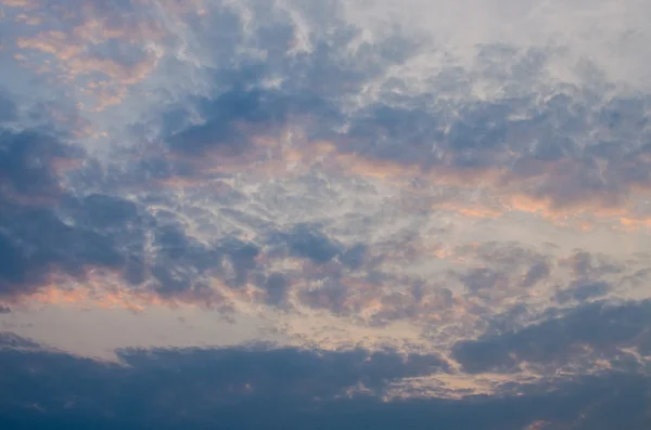 Zwevende wolk met zonsondergang licht — Stockfoto