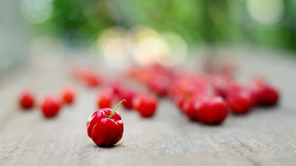 Fresh cherry on wooden table — Stock Photo, Image