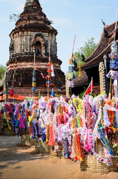 Dekorative Flagge und Sand, thailändisches traditionelles Songkran-Festival — Stockfoto