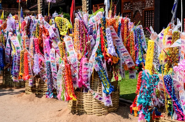 Dekorativa flagga och sand, thailändska traditionella i Songkran festival — Stockfoto
