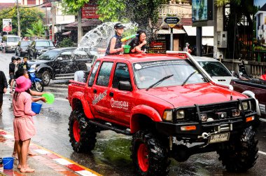 Chiang Mai, Tayland - 14 Nisan: İnsanlar sıçramasına su t tadını çıkarın