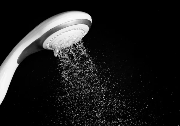 Nowoczesny prysznic głowę z bieżącą wodą na białym tle na czarnym tle — Zdjęcie stockowe