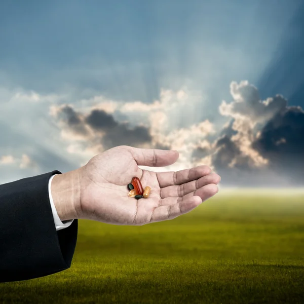 Droge in der Hand eines Geschäftsmannes in der Früh, gesund für gute Arbeit — Stockfoto