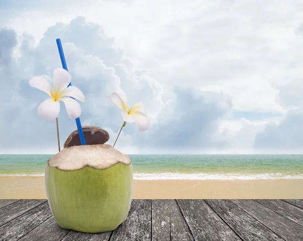 Taze hindistan cevizi içkiyle güzel plaj arka plan — Stok fotoğraf