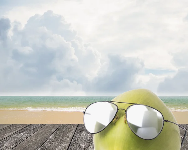 Coconut wear sunglasses beside beach, Summer concept — Stock Photo, Image