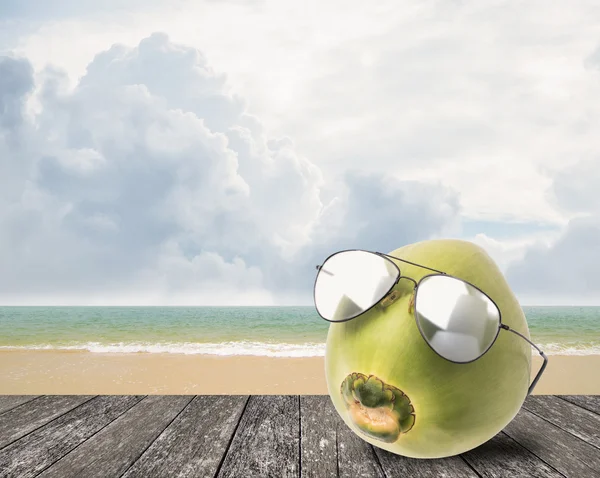 Kokosnoot slijtage zonnebril aan strand, zomer concept — Stockfoto