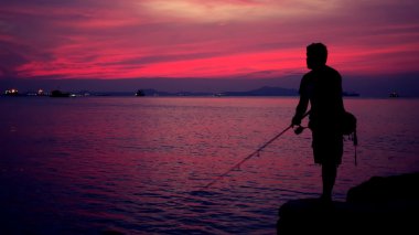 yanında deniz balık adam silüeti