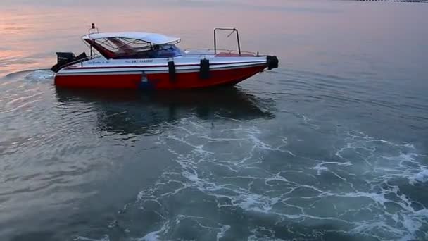 Motorbåt flytande för att gå ut från bryggan — Stockvideo