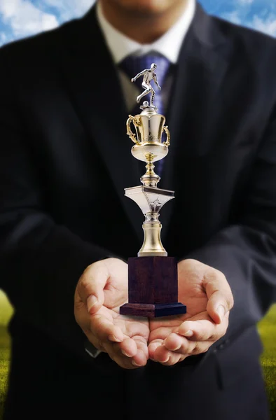 Uomo d'affari dare trofeo di calcio, concetto di Sccess — Foto Stock