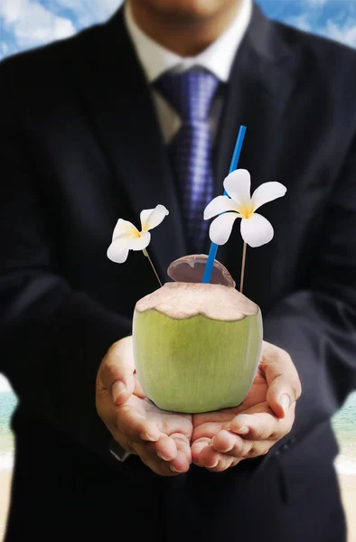 Бизнесмен предлагает кокосовый напиток на пляже, Напитки бизнес — стоковое фото