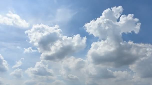 Πάροδο του χρόνου, ωραίο νεφών με φωτεινό μπλε ουρανό — Αρχείο Βίντεο