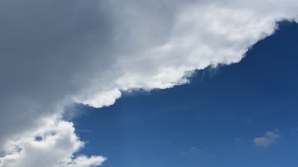 Waktu selang awan besar bergerak dengan langit biru — Stok Video