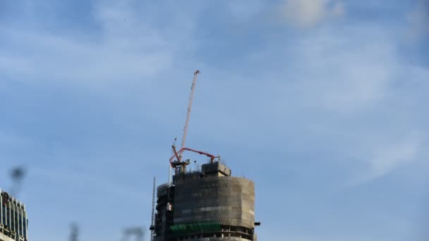 Lapso de tempo de guindaste em movimento trabalhando no topo da torre — Vídeo de Stock