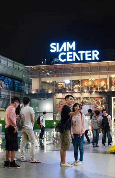 Des personnes non identifiées marchent au centre commercial Siam Center — Photo