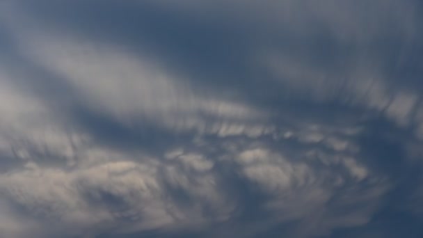 El lapso de tiempo de nubes con luz del atardecer brilla — Vídeos de Stock