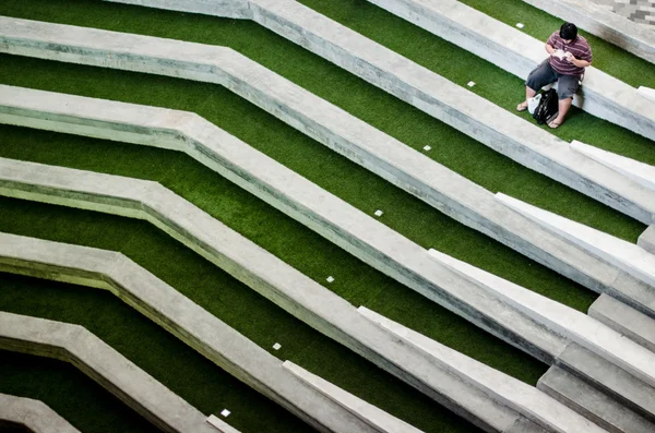 Homem não identificado livro de leitura — Fotografia de Stock