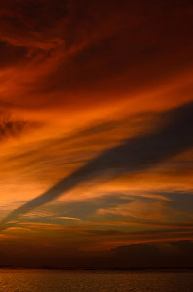 Himmel bei Sonnenuntergang auf See — Stockfoto