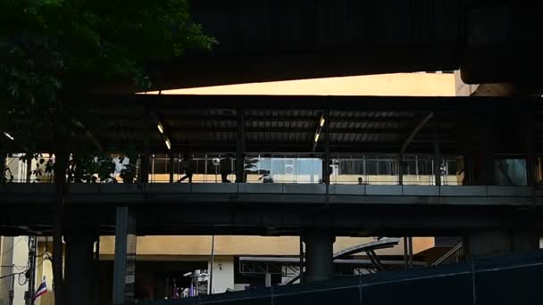 身份不明的人走在立交桥 — 图库视频影像