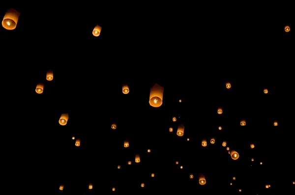 Flutuante lanterna, Yi Peng Balão Festival em Chiangmai Tailândia — Fotografia de Stock