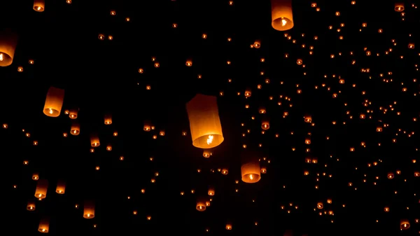 Flutuante lanterna, Yi Peng Balão Festival em Chiangmai Tailândia — Fotografia de Stock