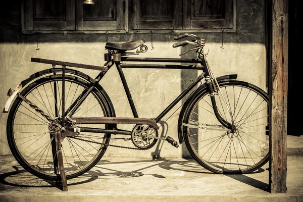 Estacionamento de bicicleta vintage na casa velha em estilo de cor retro, Tailândia — Fotografia de Stock